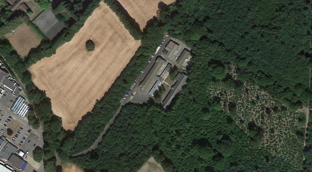 Lot: 10 - SUBSTANTIAL FORMER RESEARCH PREMISES IN 2.5 ACRES WITH OFFICES, LABORATORIES, WORKSHOPS AND STORES - Aerial view of laboratories, offices & stores